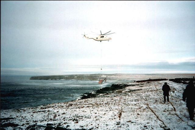 24 сентября 1995 г. ликвидация последствий
авиакатастрофы вертолёта МИ-8 в Карском
море, в районе полярной станции Стерлигово.
Тяжёлым вертолётом МИ-26, аварийное судно
было поднято со дна моря и доставлено на...