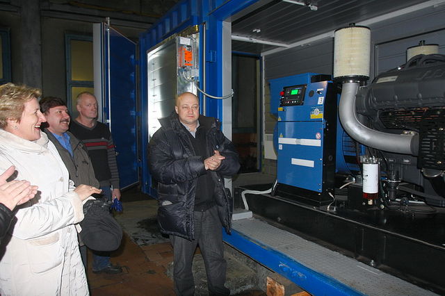 Глава Таймыра Сергей Батурин посетил
дизельную электростанцию поселка и
произвел запуск трех недавно установленных...