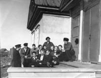 1949 г. - Сарычев И.Г. крайний слева, в фуражке